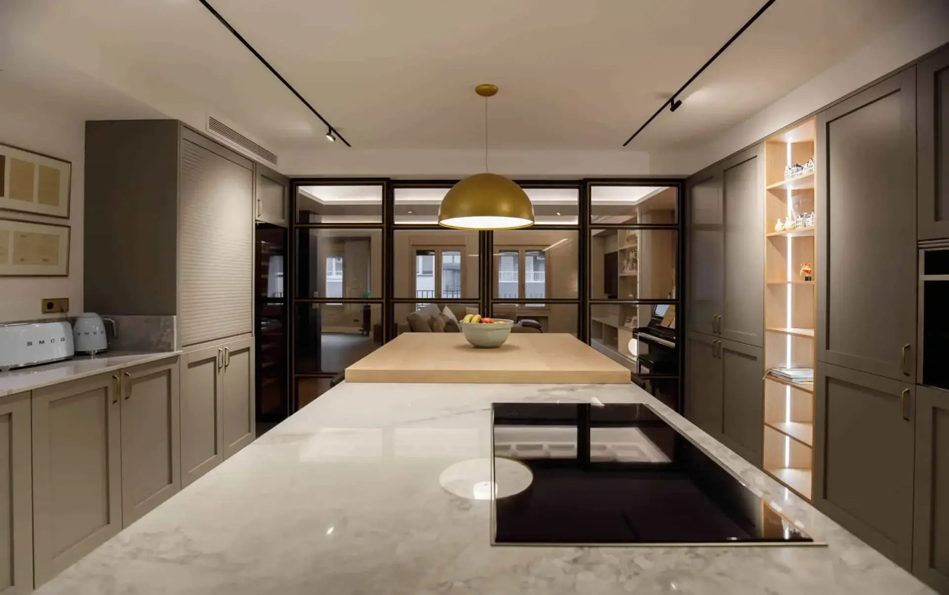 cocina moderna con isla y cristalera cocina moderna con isla y cristalera