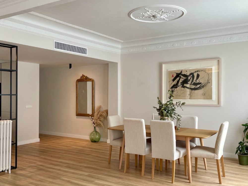 salon con muebles y pared blanca