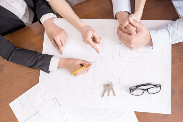 Gente escribiendo en un plano