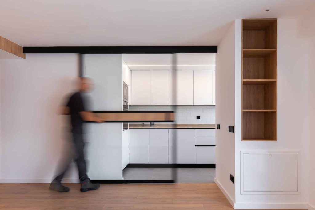 Persona moviendose por el pasillo de una casa