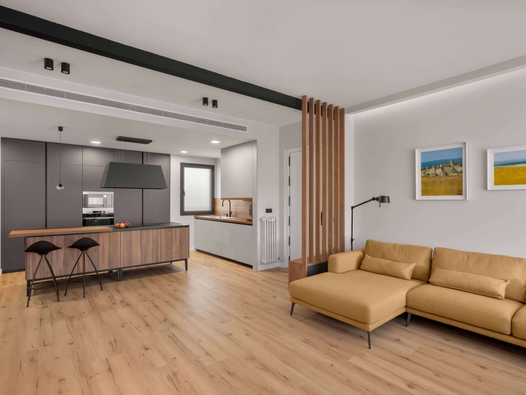 salon abierto con sofa y cocina