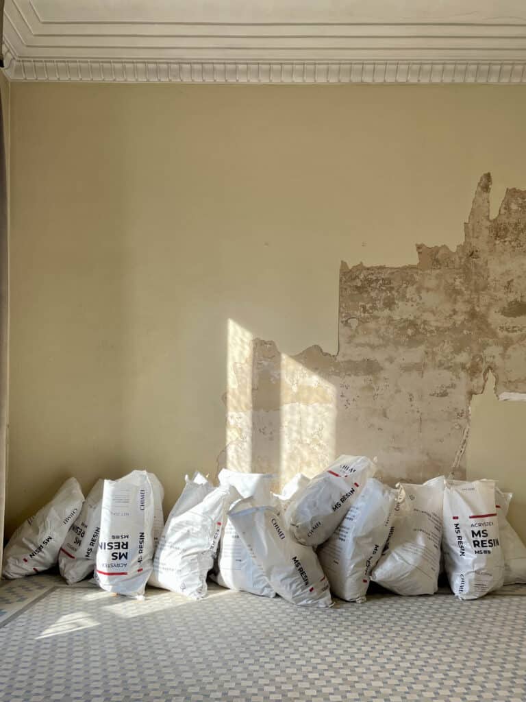 Sacos de cemento sobre pared a arreglar