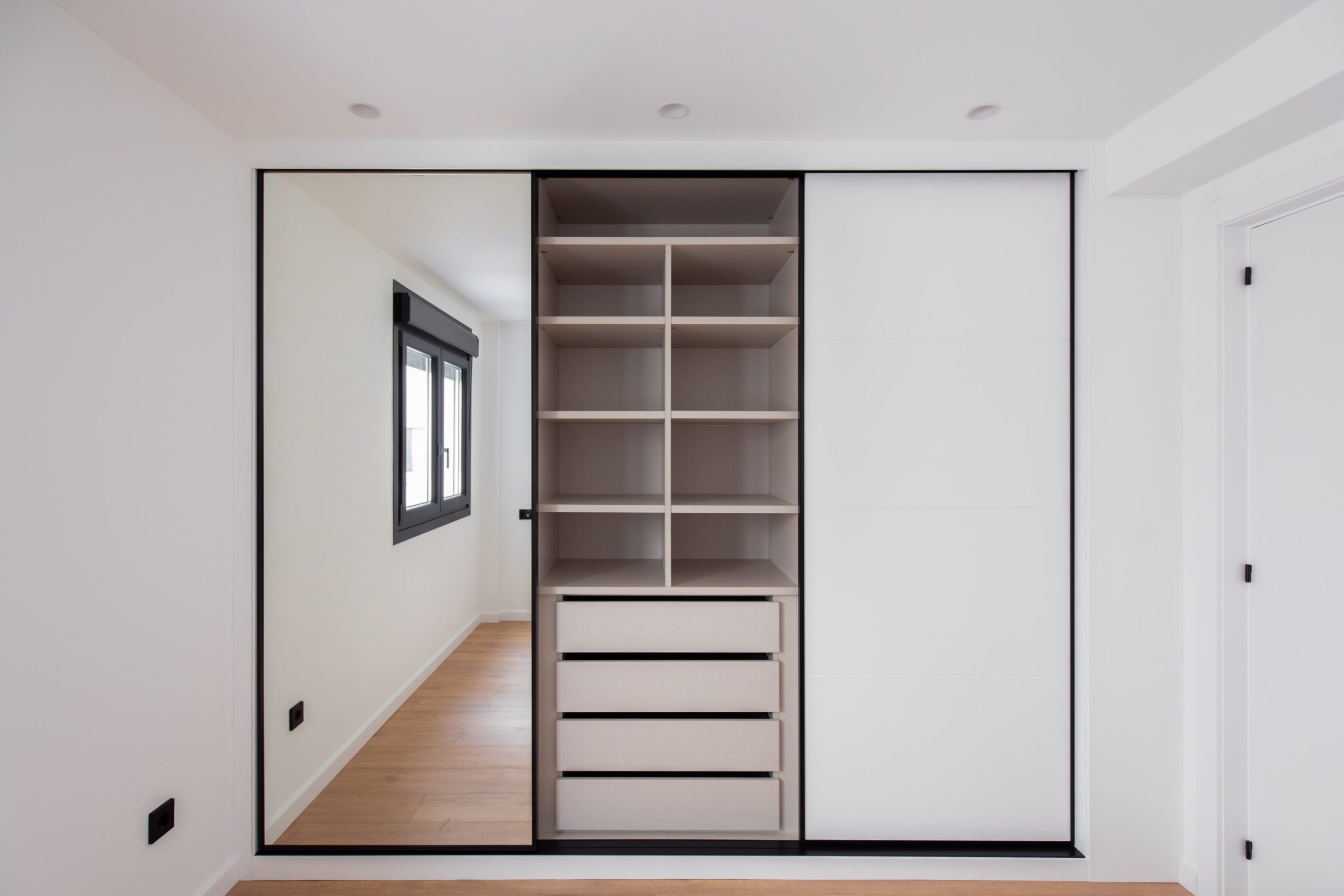 Armario con puertas correderas de espejo