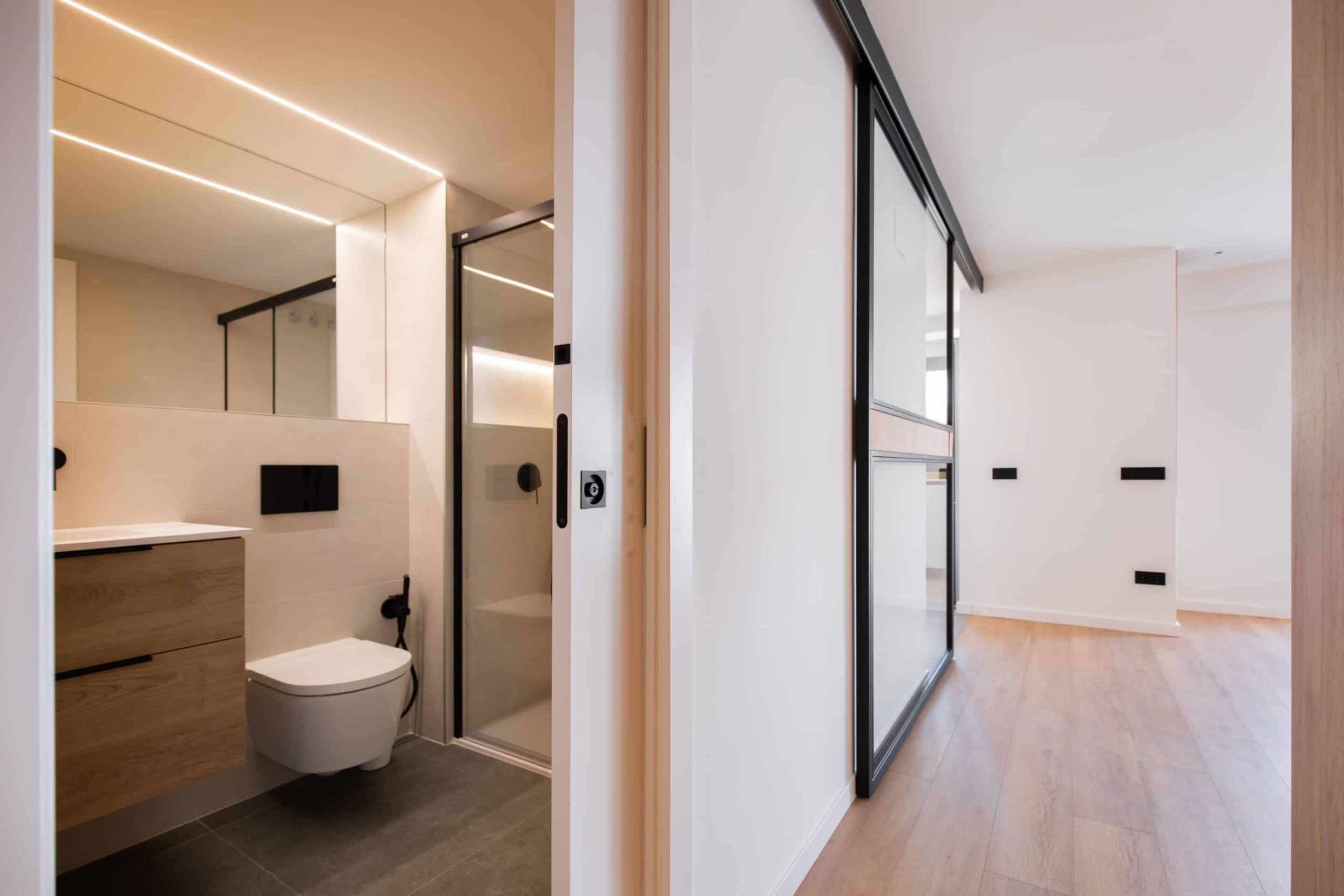 Baño con vista al pasillo reformado