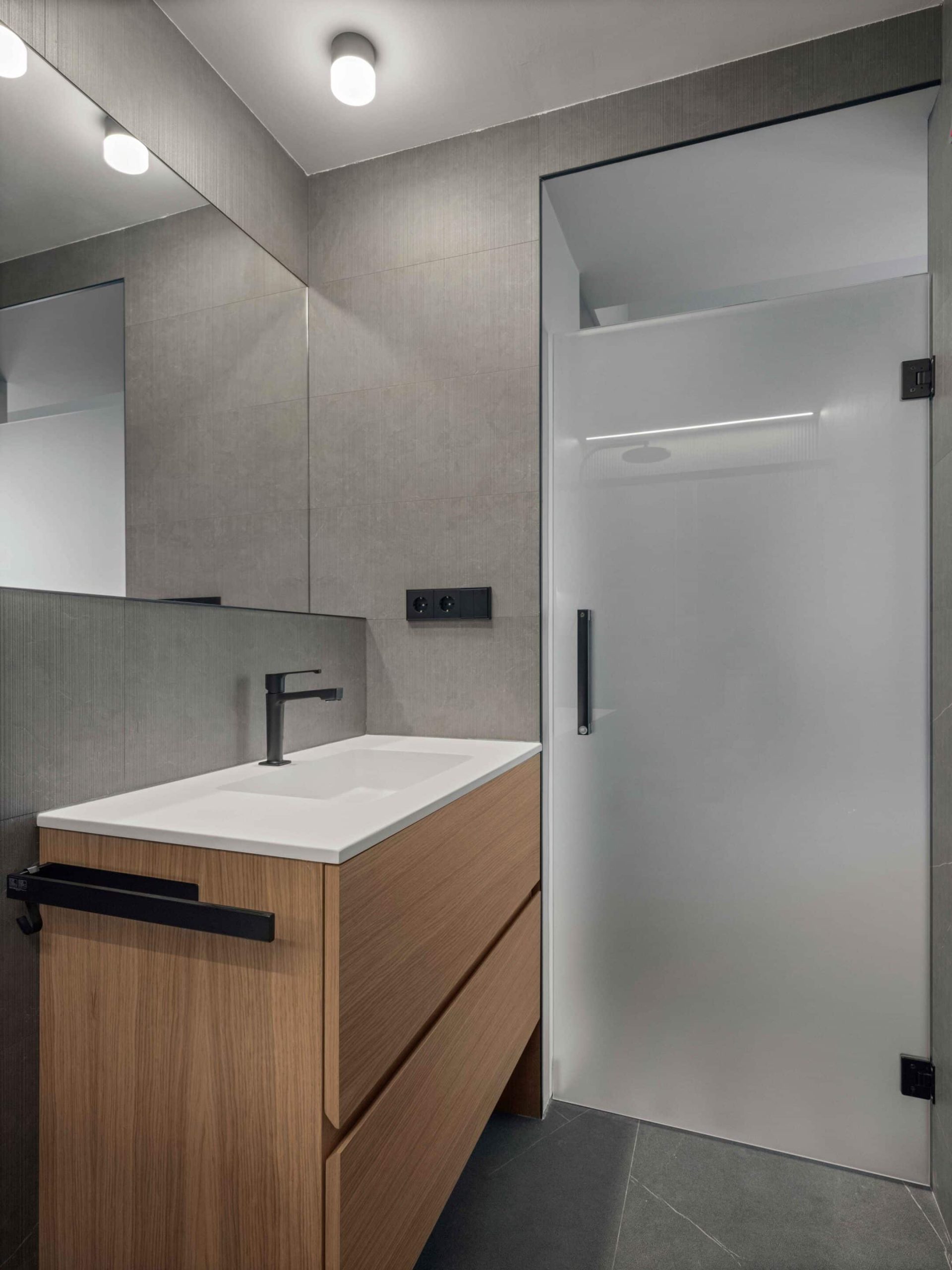 Baño con puerta de vidrio mate y mueble de madera, proyecto CMA 6
