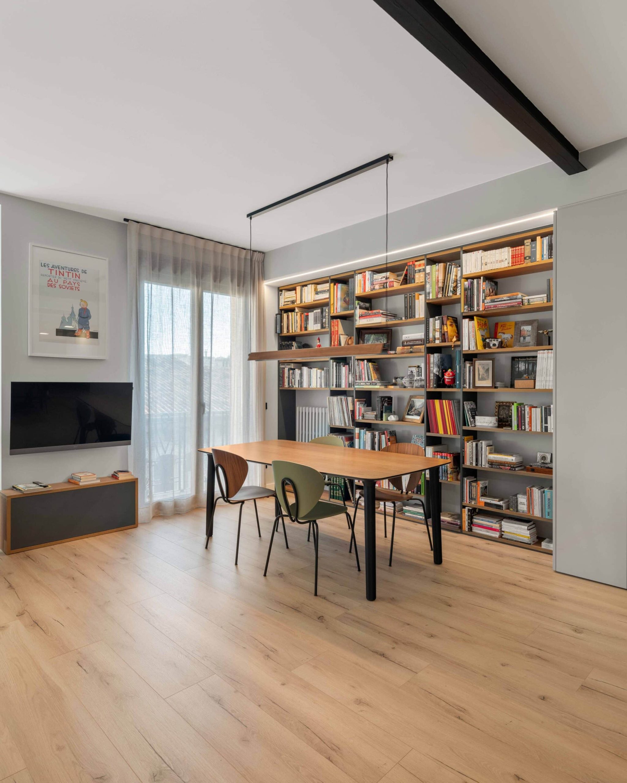 Comedor con librería de pared a pared