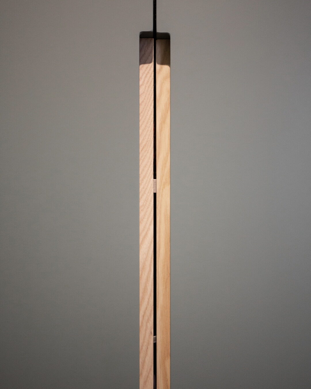 Tirador de madera en armario gris