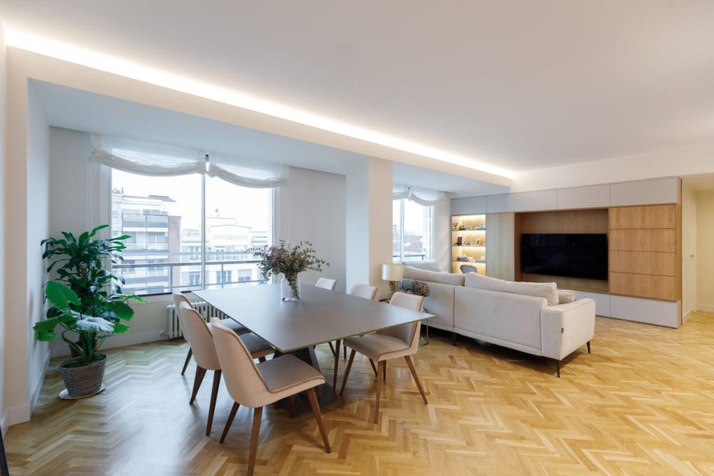 Salon abierto con sofa y mesa de comedor