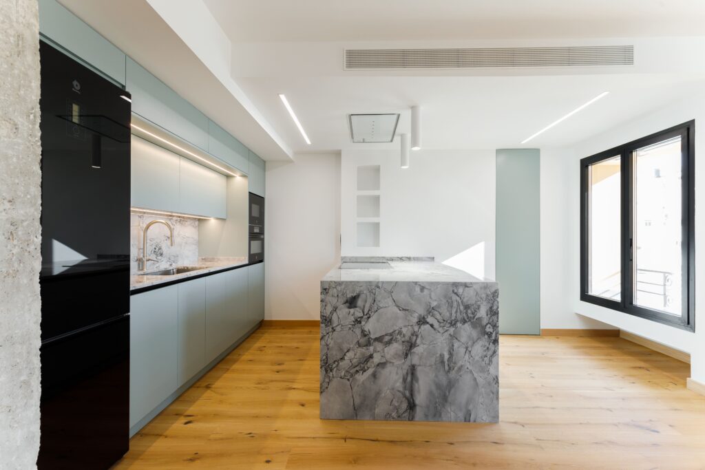 Cocina con isla moderna