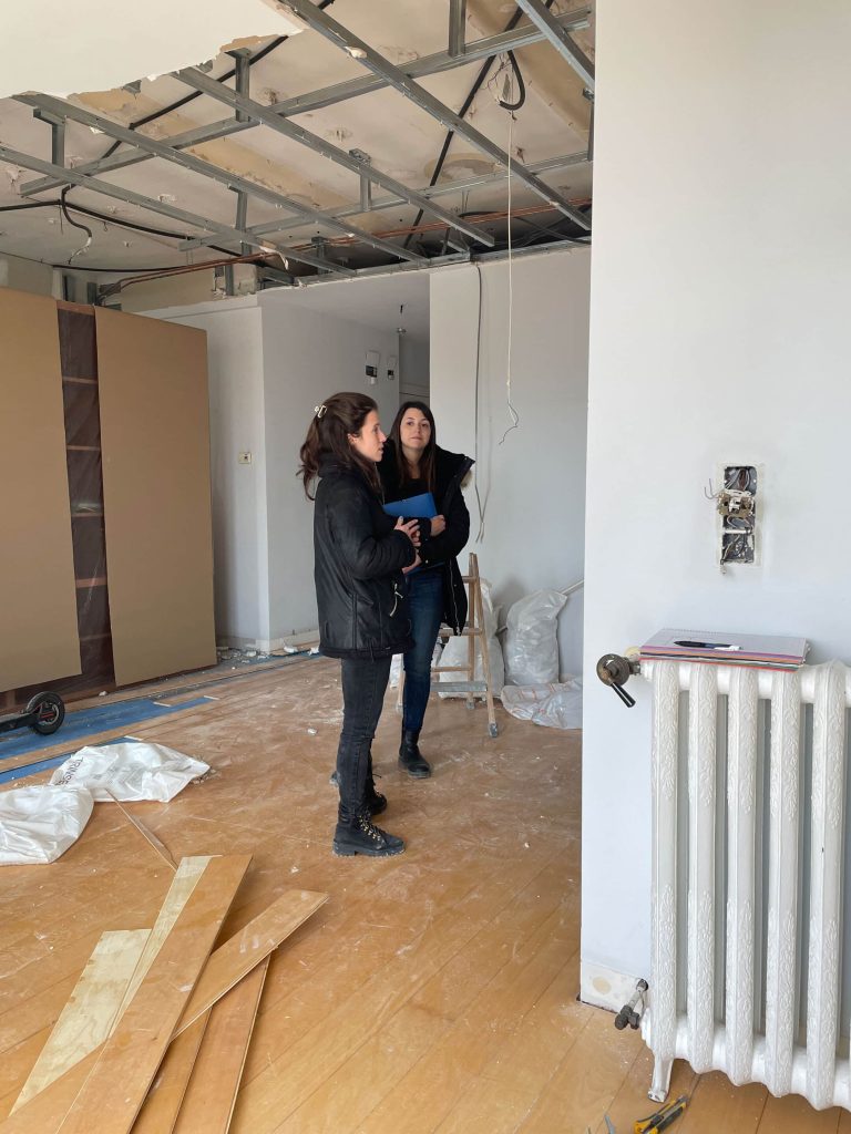 personas viendo una reforma