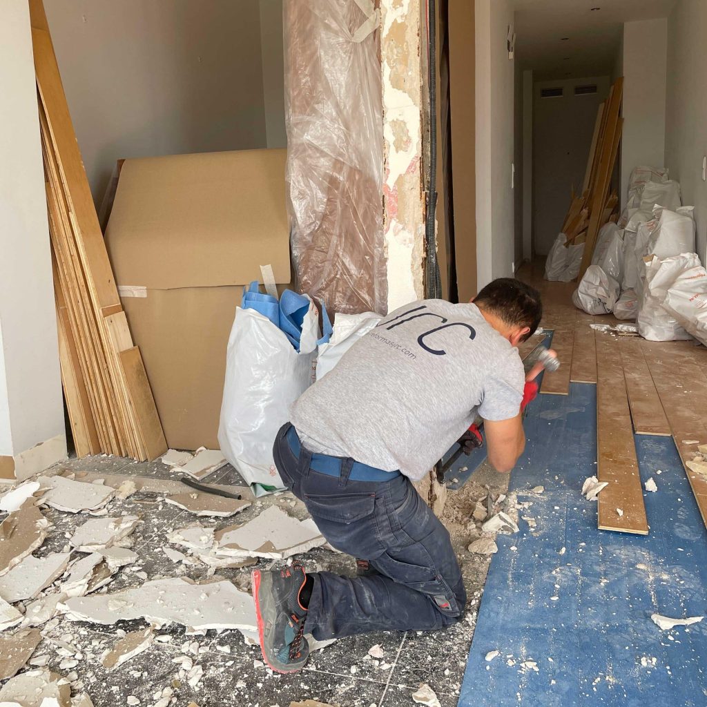 trabajador de jrc en una reforma