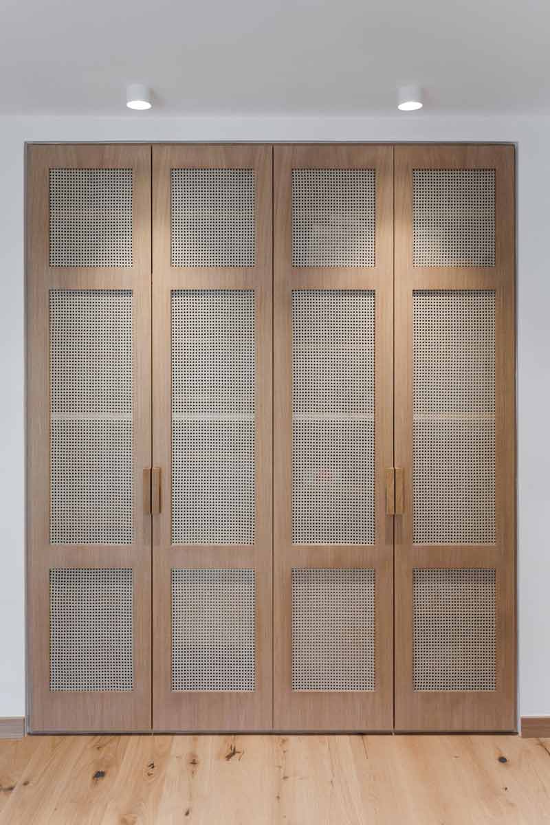 Armario con puertas de rejilla y madera