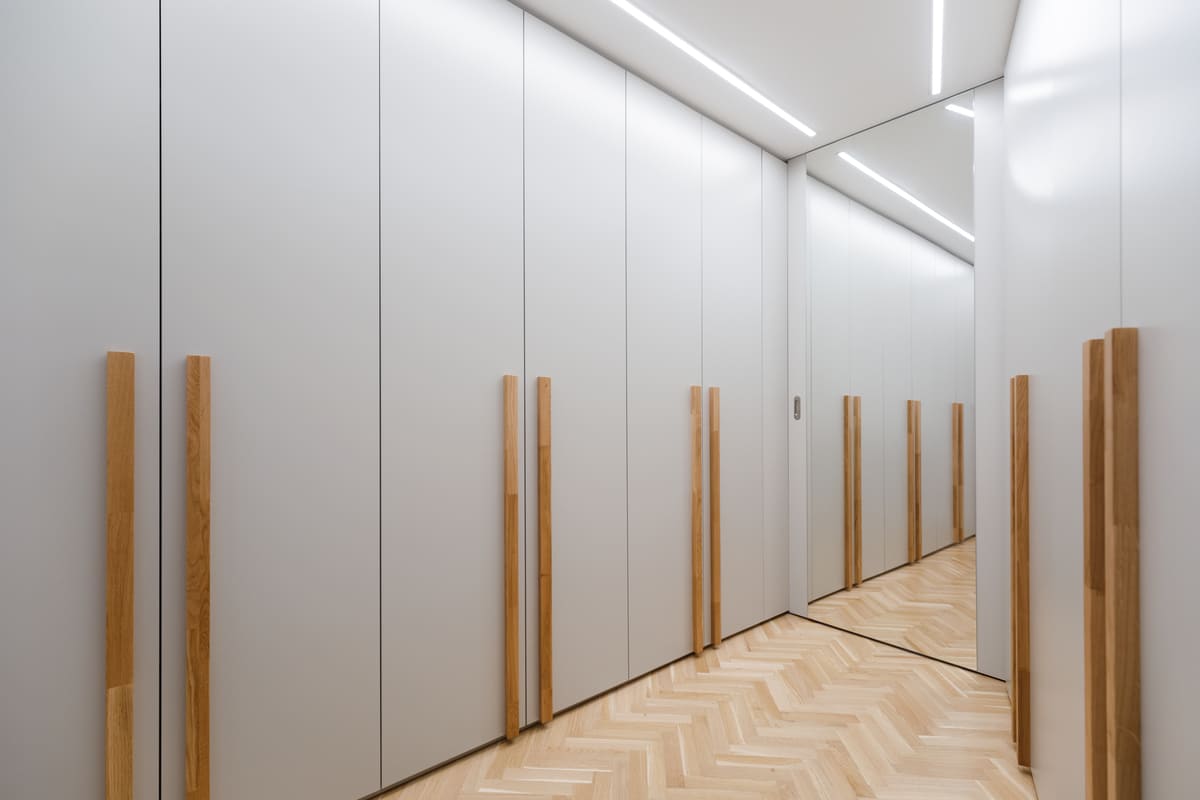 Armarios blancos con tiradores largos de madera