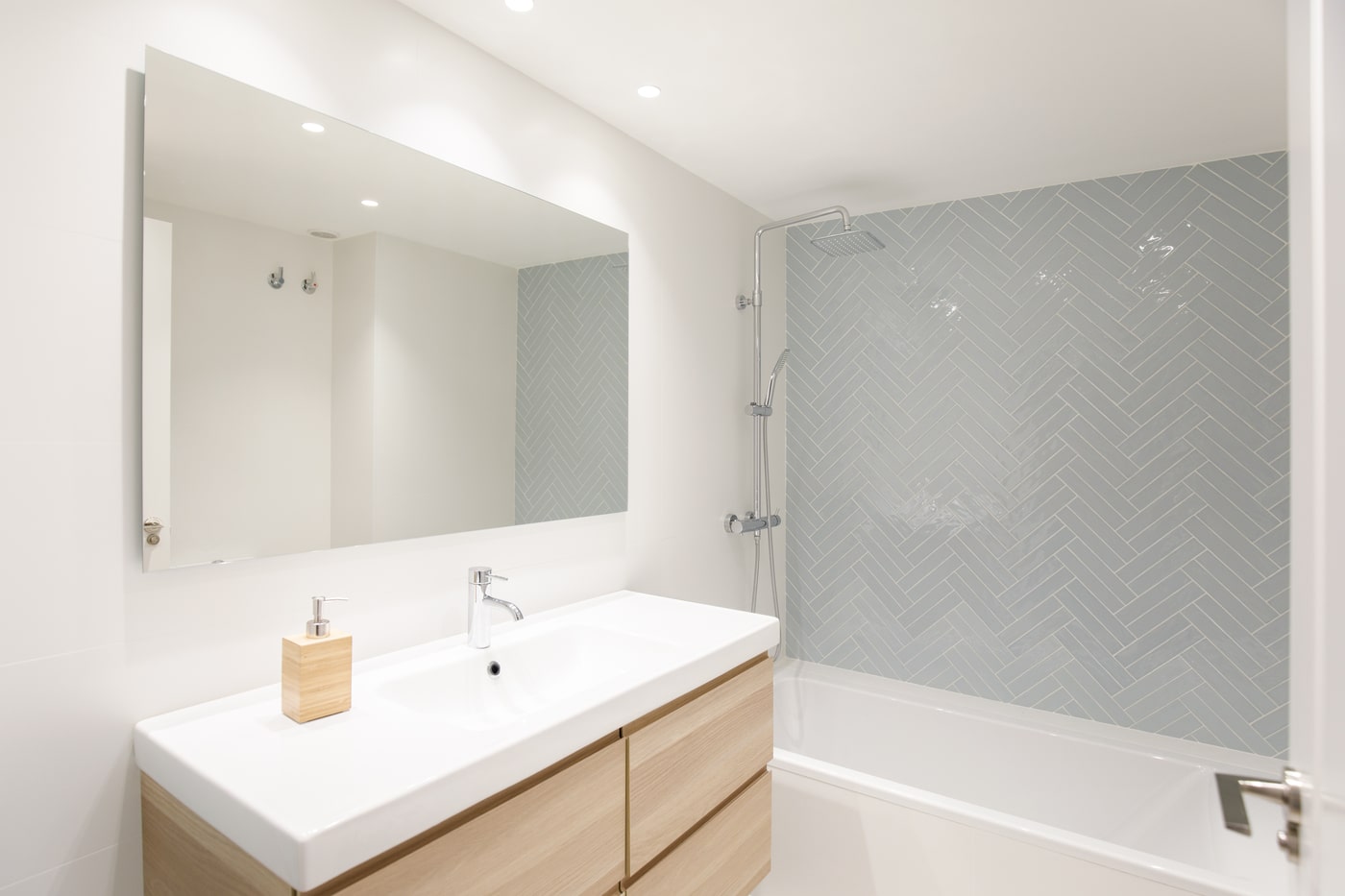 Baño con bañera y azulejo verde en espiga