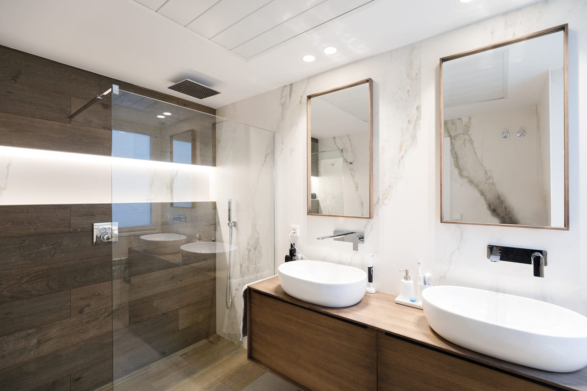 Baño de mármol y madera, proyecto GV 26