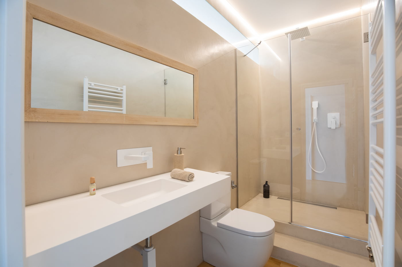 Baño de microcemento con ducha acristalada