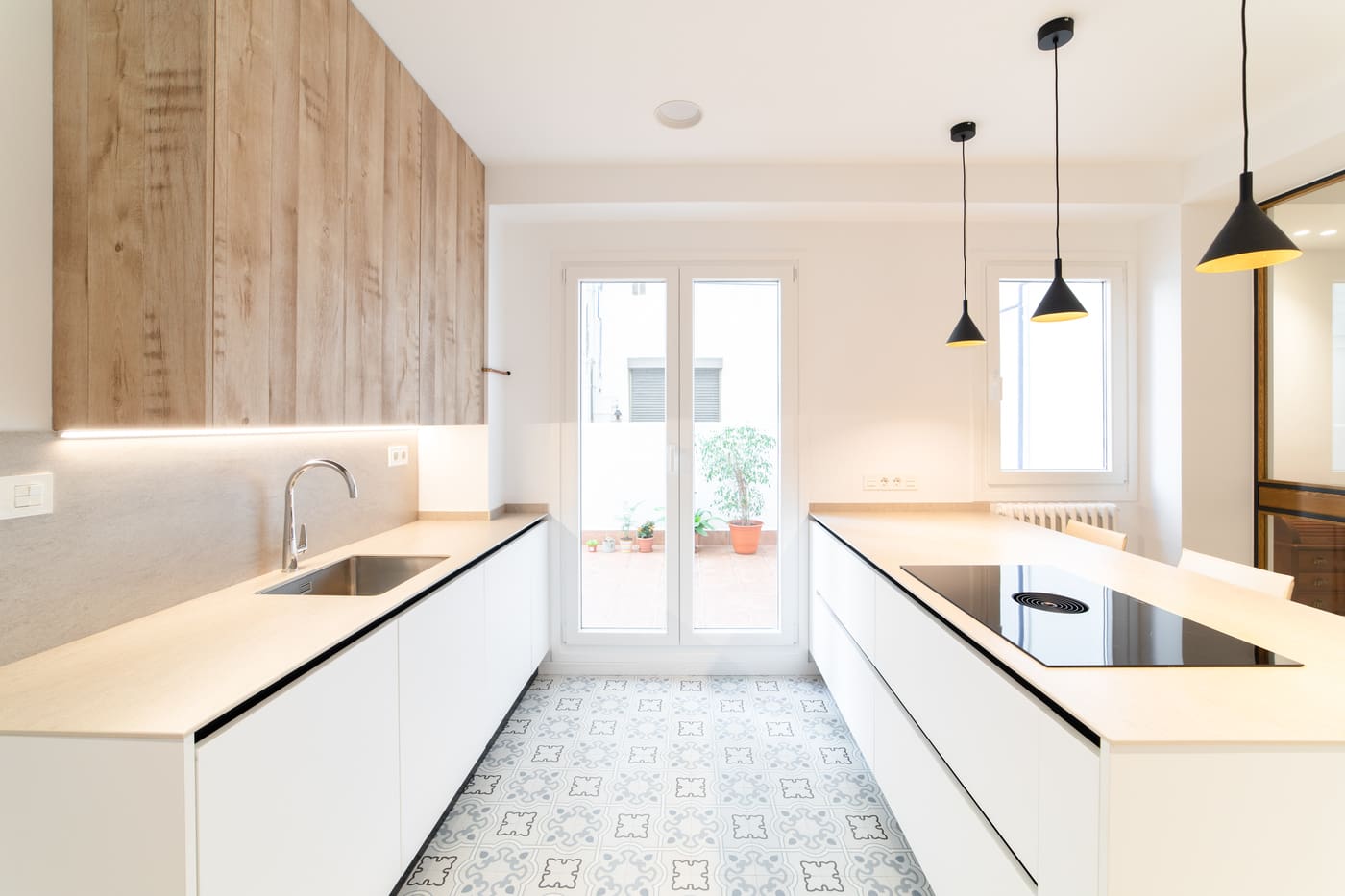Cocina blanca con altillos de madera rústica