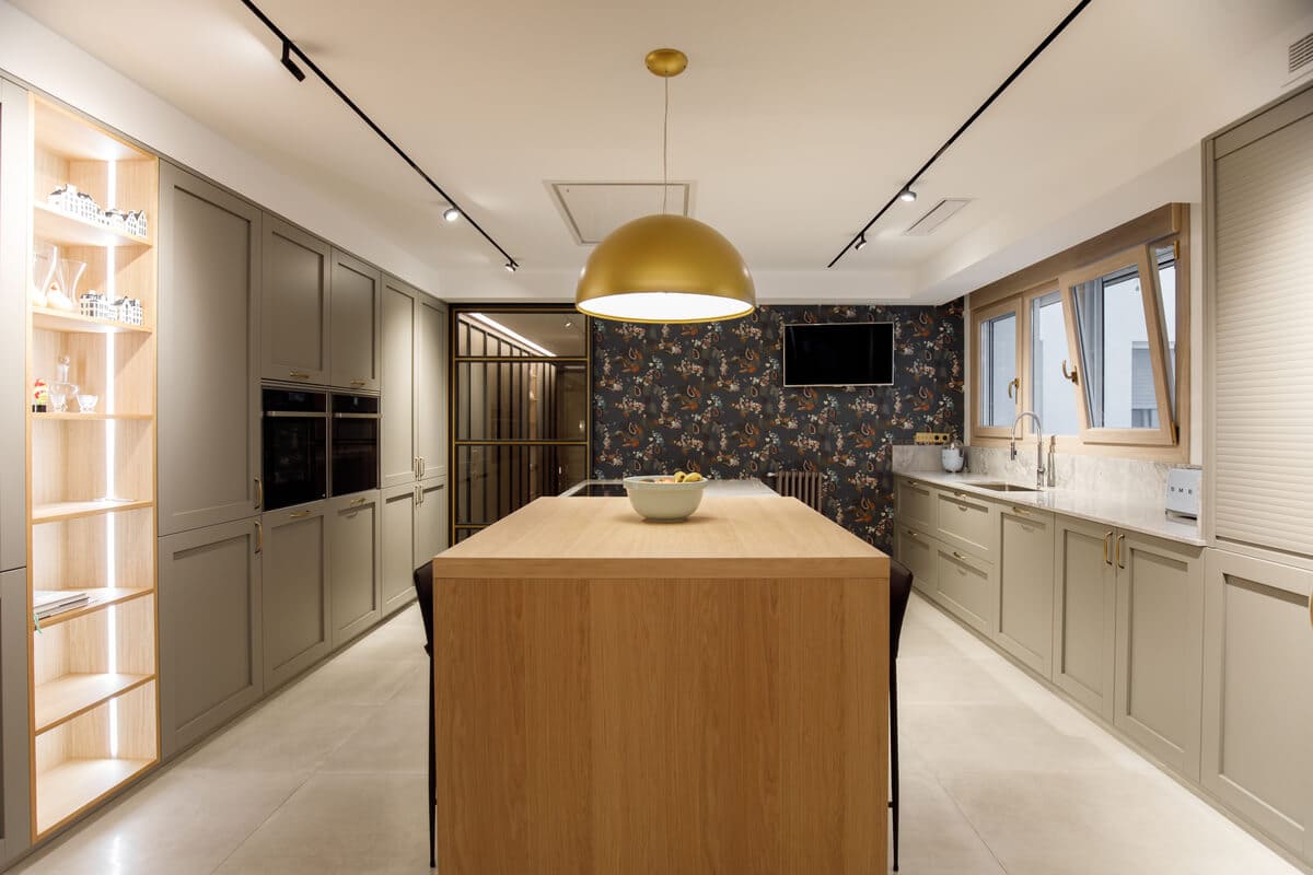 Cocina con isla de roble y frentes verdes, proyecto JZ 5