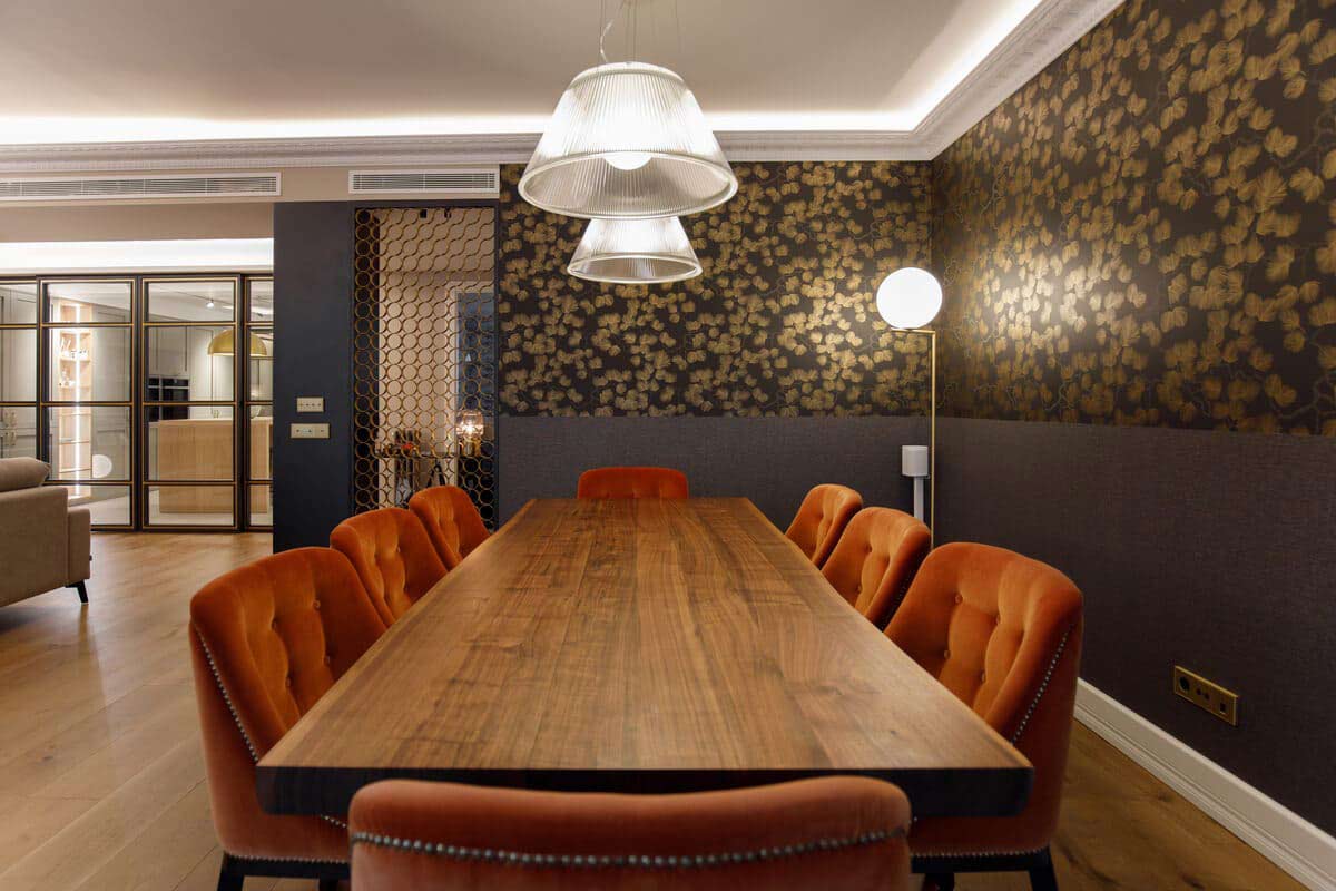 Comedor con mesa de madera y sillas de terciopelo naranja