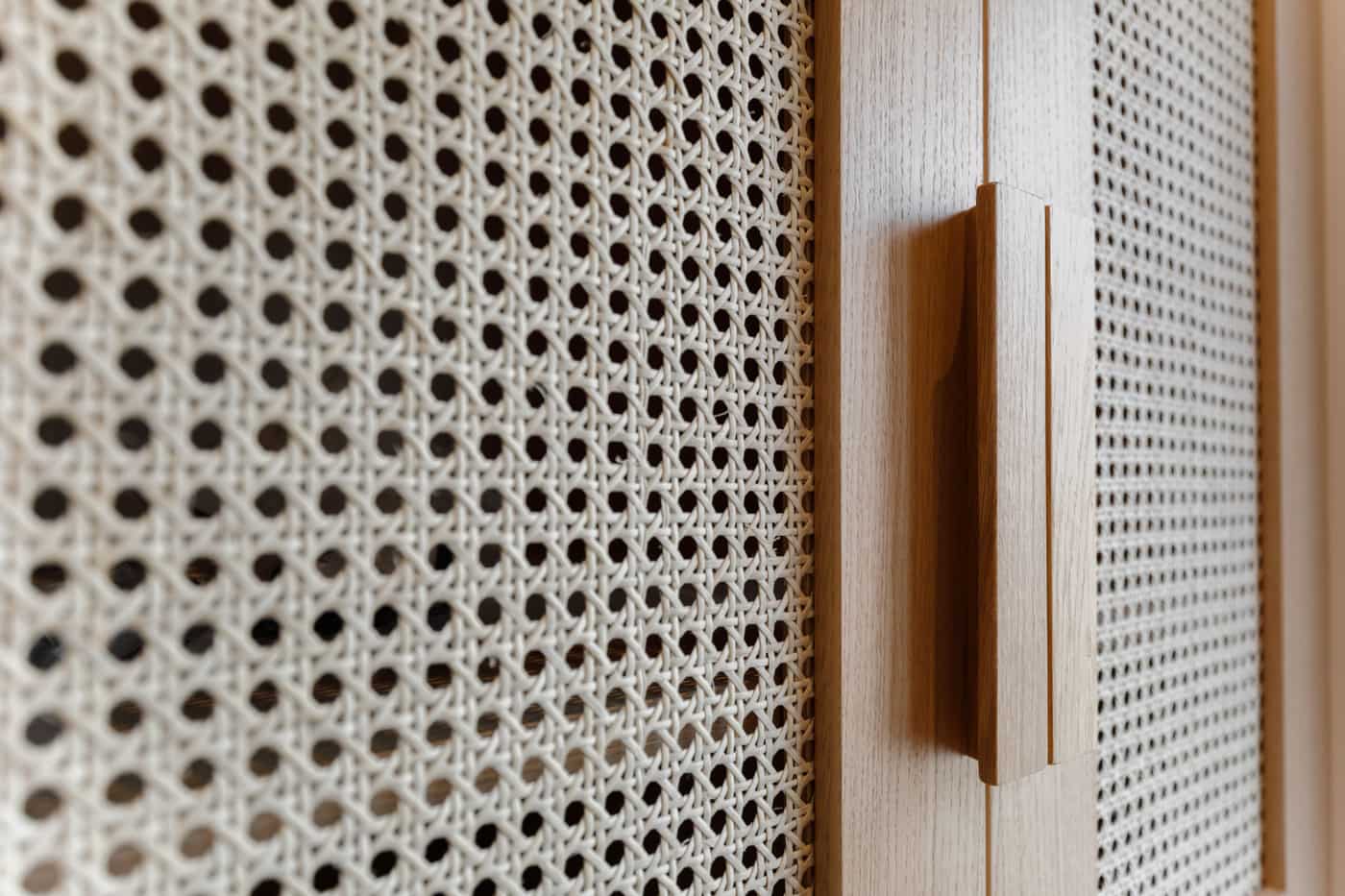 Detalle de la rejilla y el tirador de madera