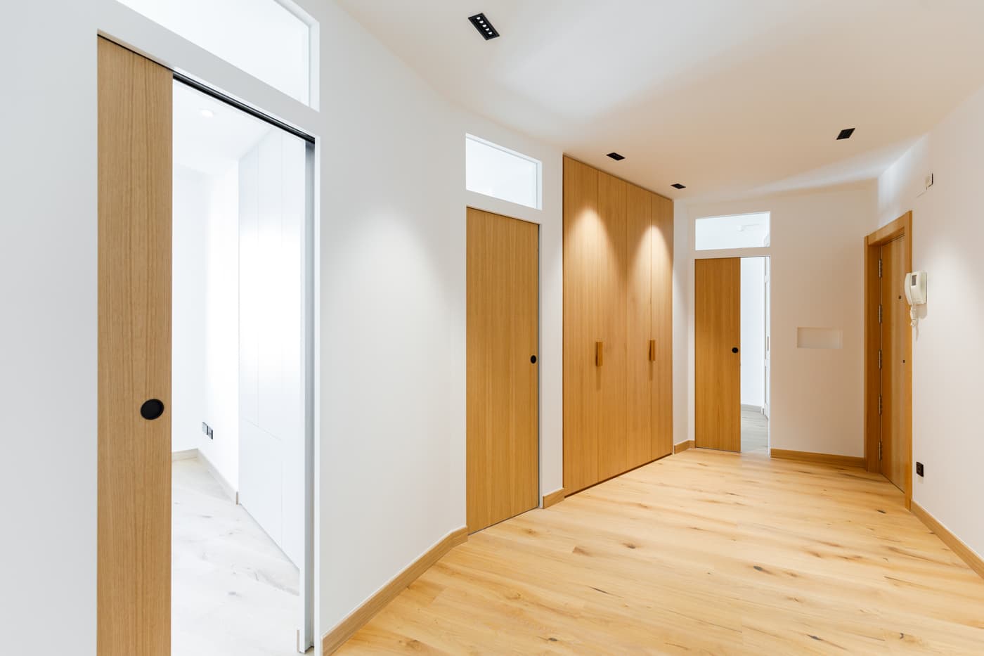 Distribuidor con puertas de madera