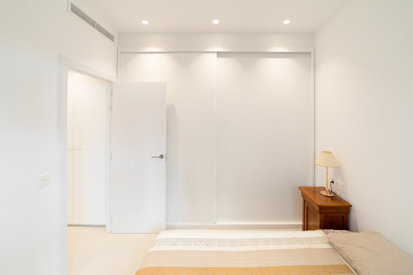 Dormitorio con armario blanco a techo