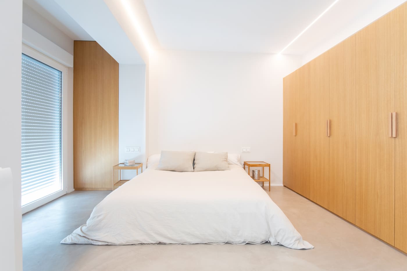 Dormitorio con armario de madera clara