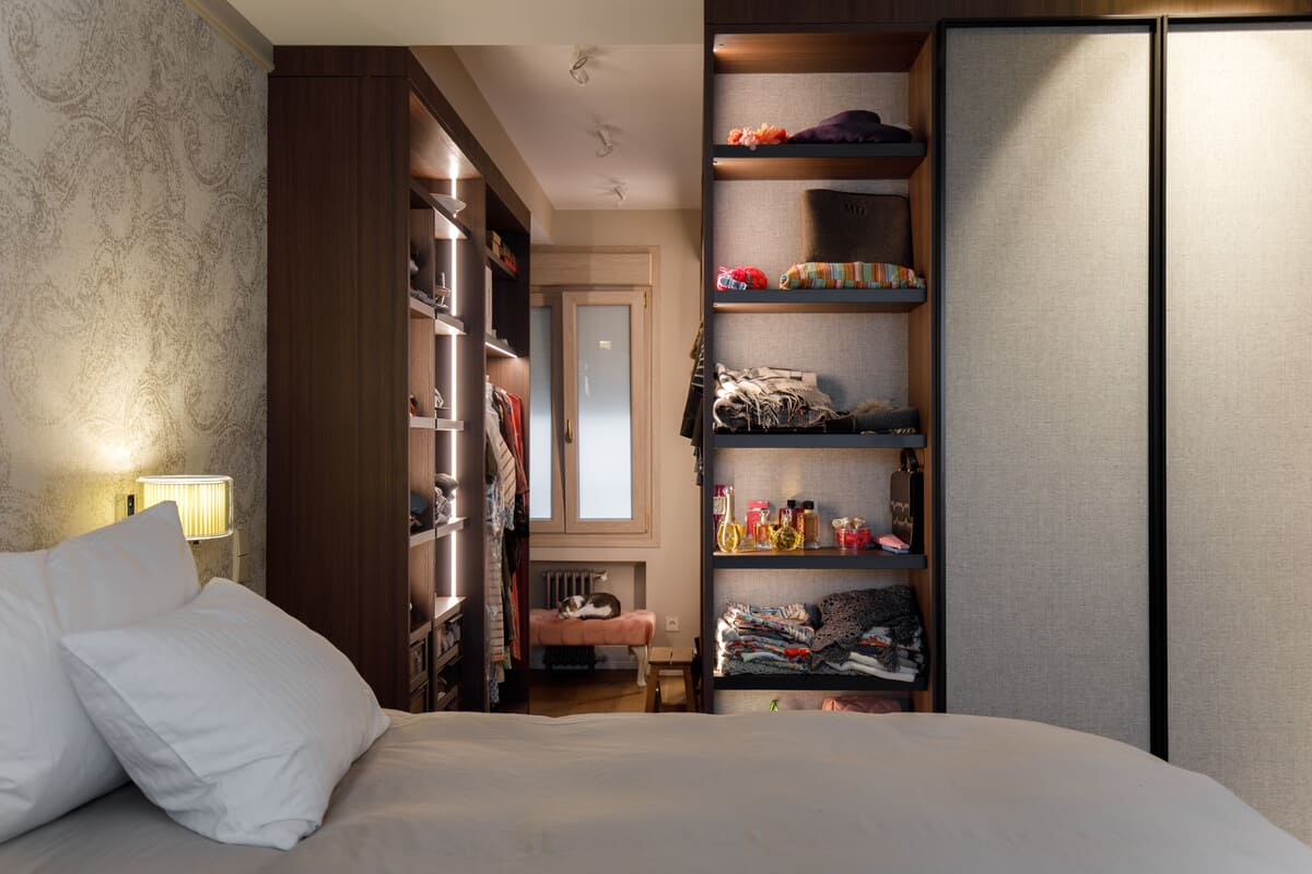 Dormitorio con vestidor abierto iluminado