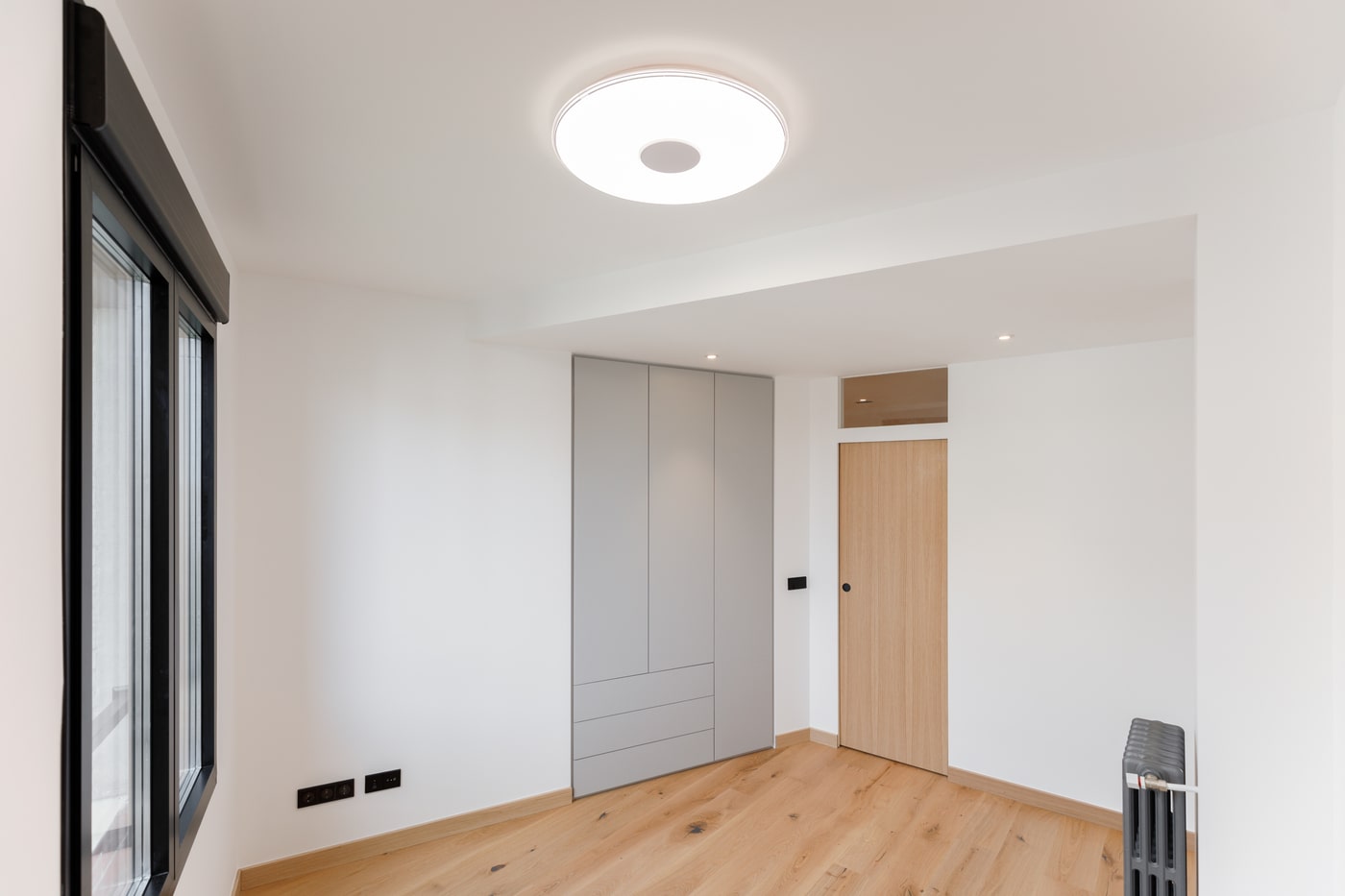 Dormitorio reformado con armario gris