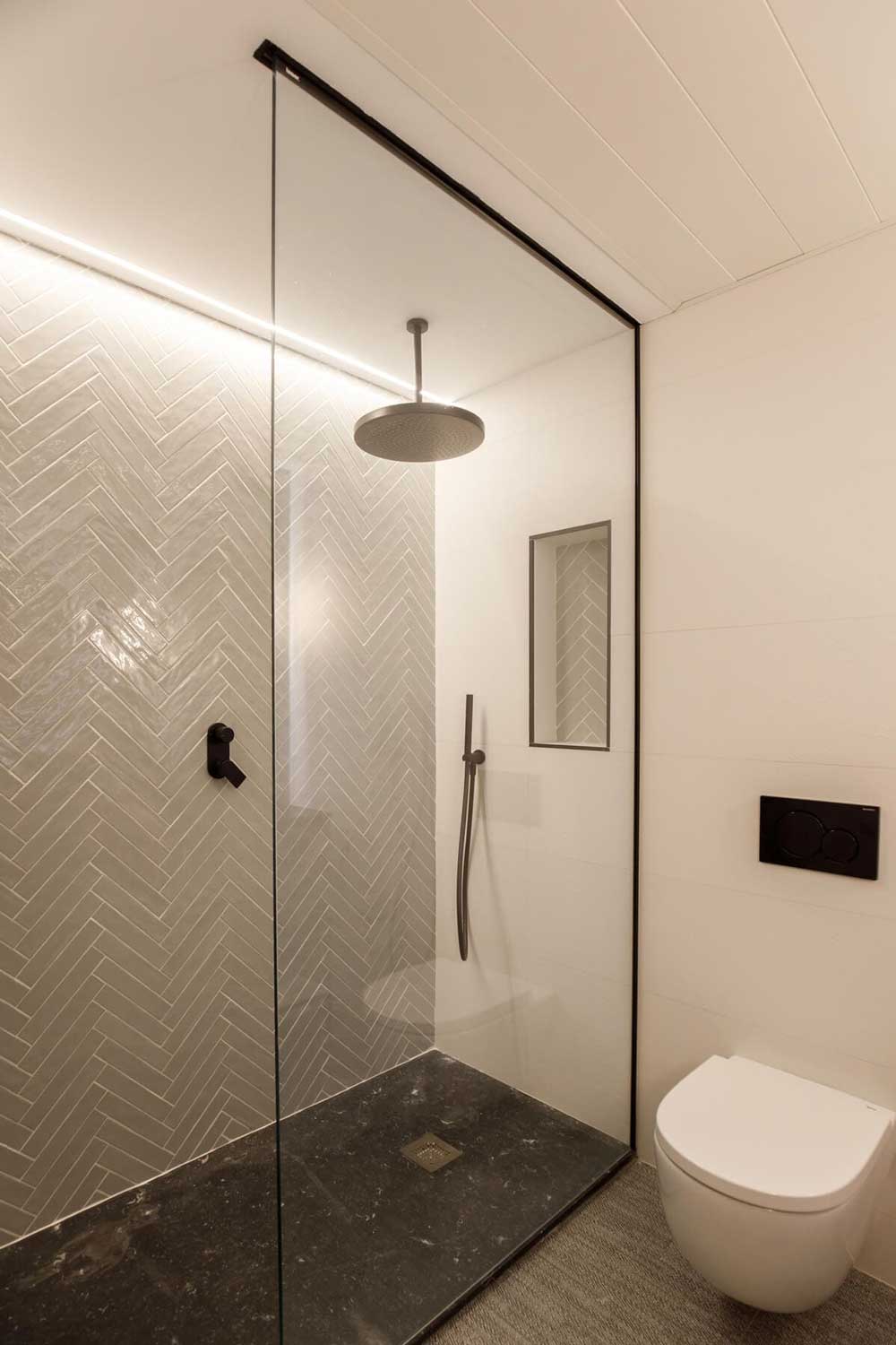 Ducha con azulejo en espiga y mampara fija