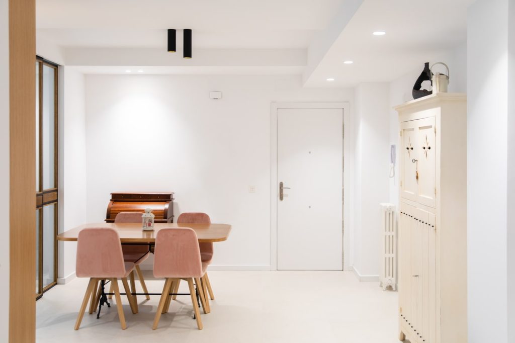 recibidor blanco con mesa de comedor