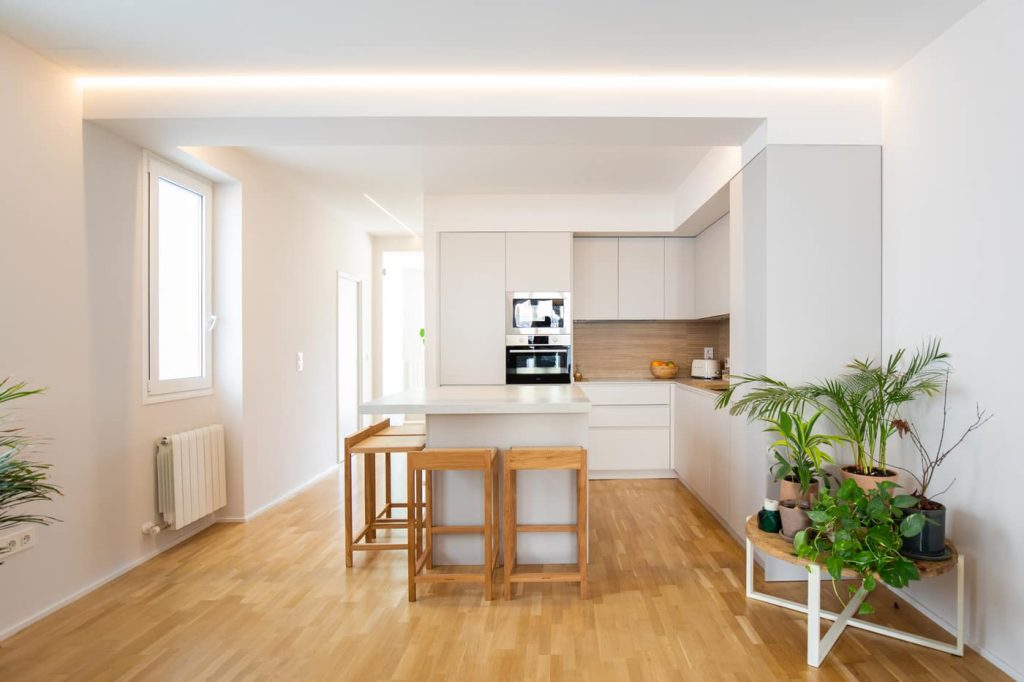 cocina blanca con mesa de comedor