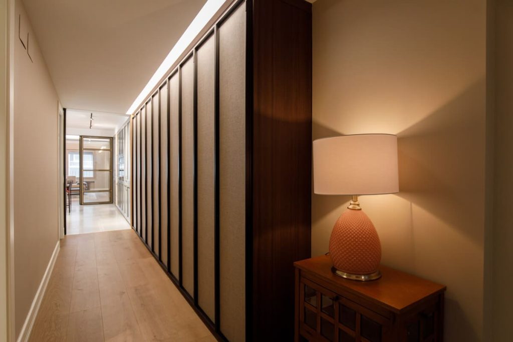 pasillo de madera alargado