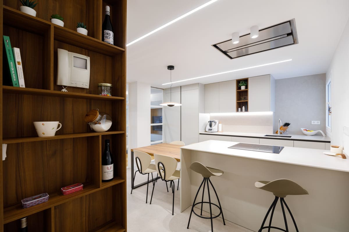 Estantería de nogal junto a la cocina abierta