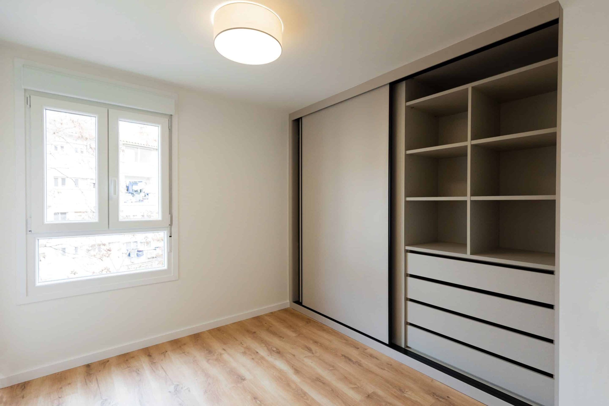 Habitación con armario y cajonera abierta
