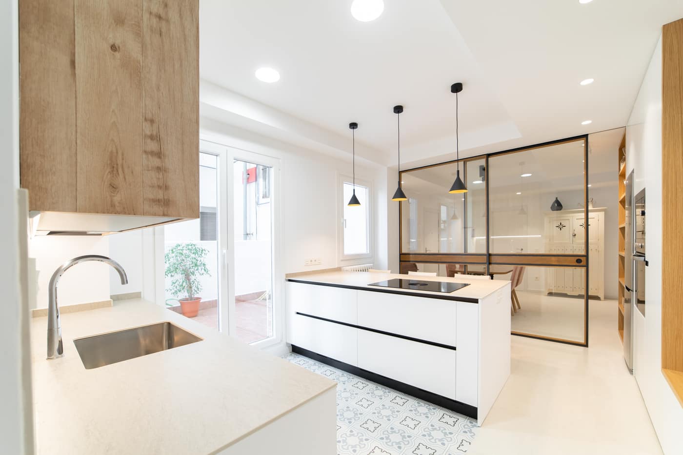 Isla de cocina y cerramiento de vidrio, proyecto SJC 3