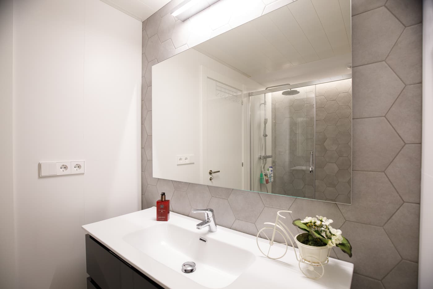 Lavabo con azulejo hexagonal gris