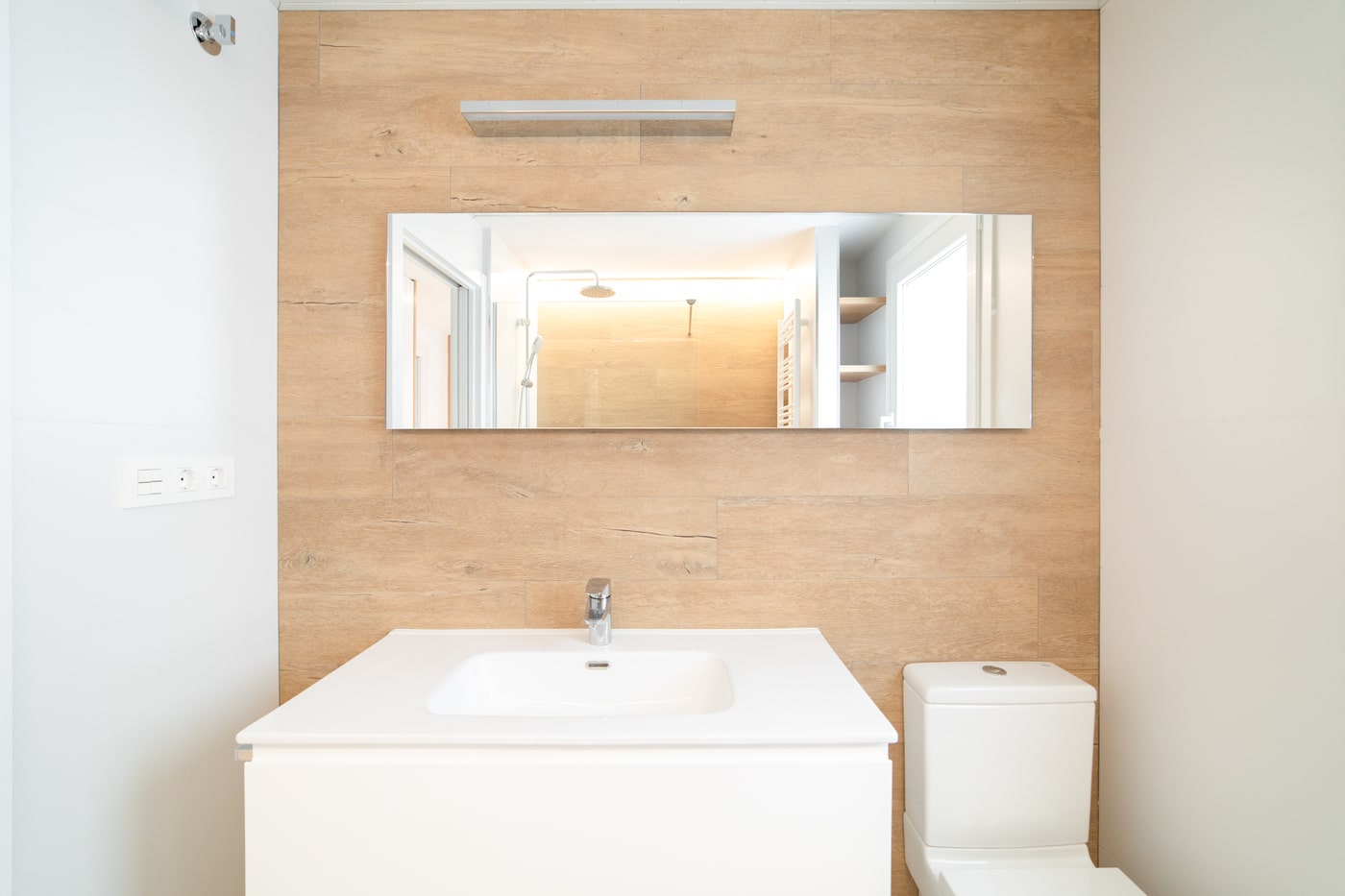 Lavabo con pared de porcelánico efecto madera