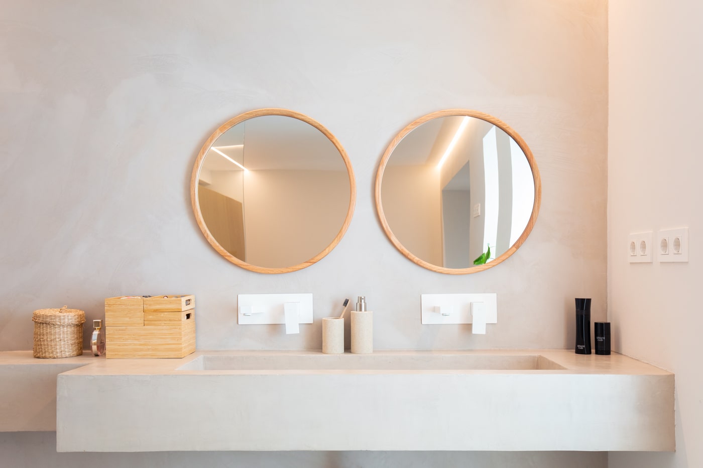 Lavabo doble de microcemento con espejos redondos