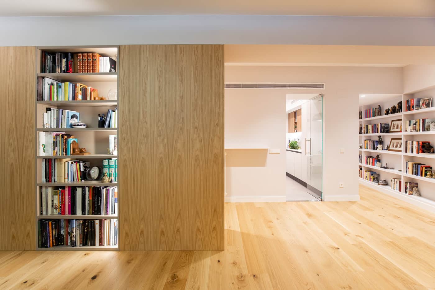 Librería integrada en un volumen de madera