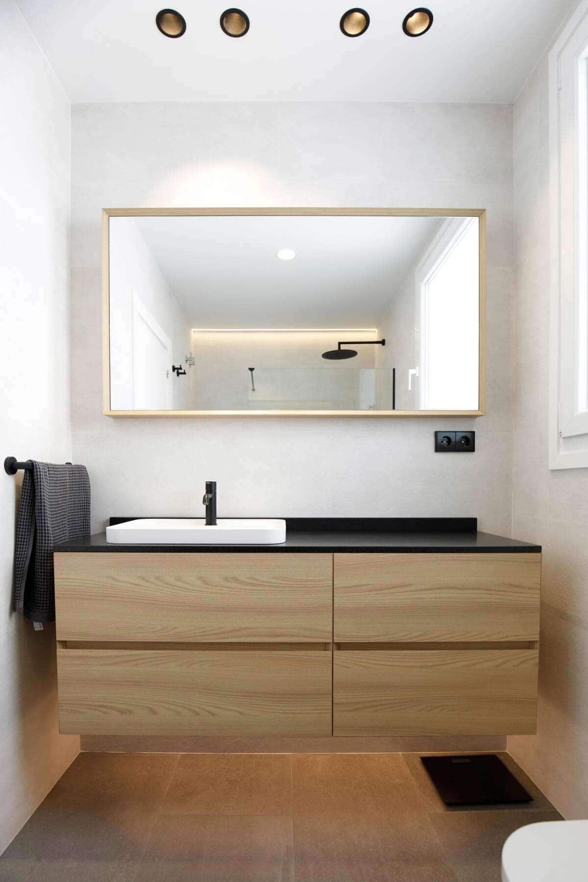 Mueble de baño de madera con encimera negra