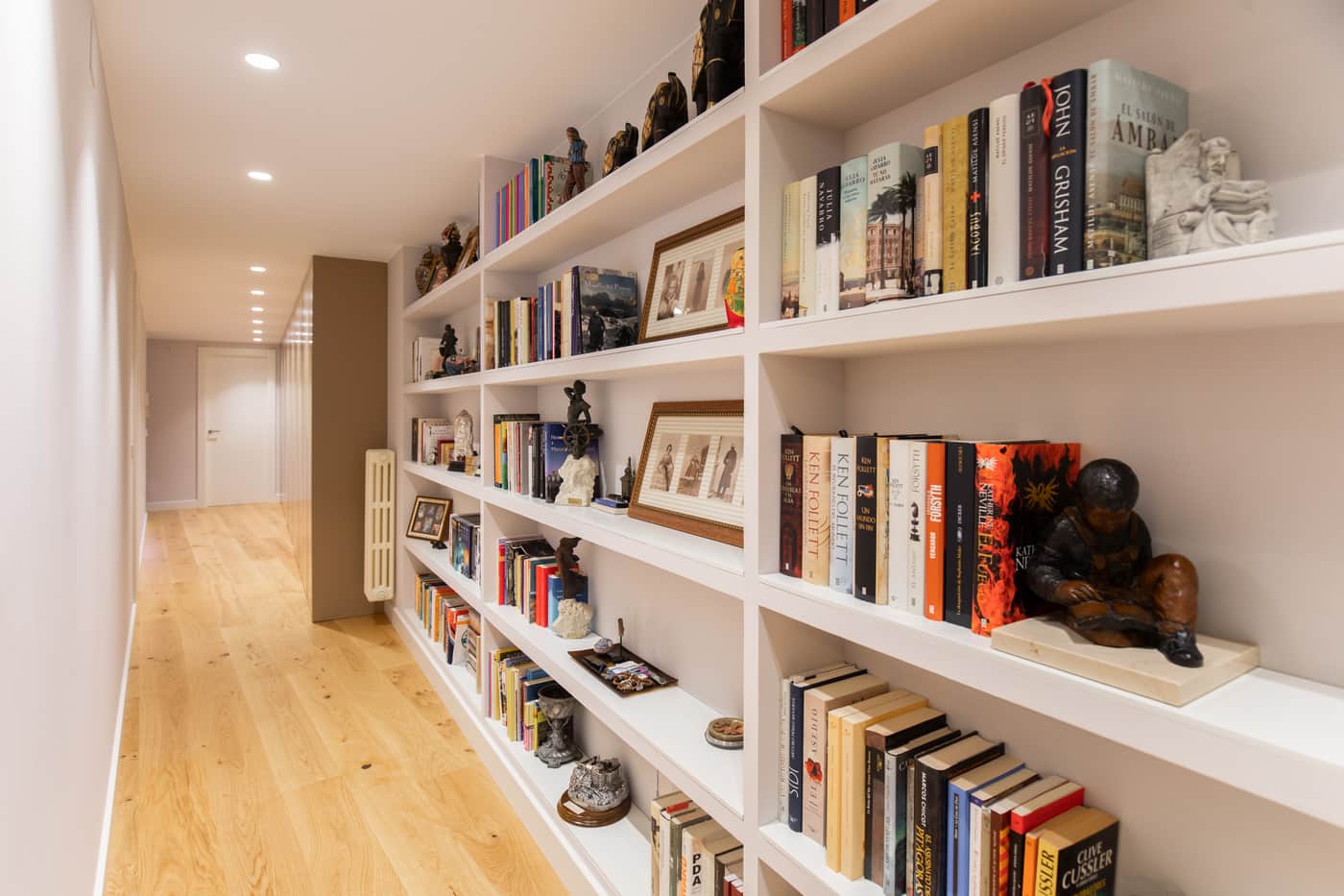 Pasillo con librería de pared, proyecto IP 6