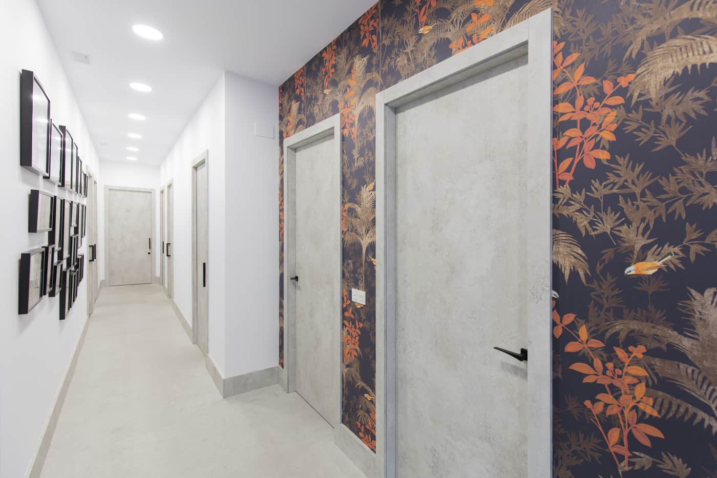 Pasillo de consultas con papel pintado de hojas