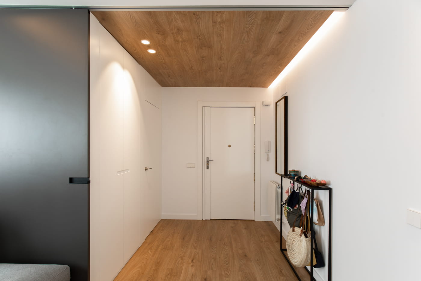 Recibidor con techo de madera y luz lineal, proyecto GV 11