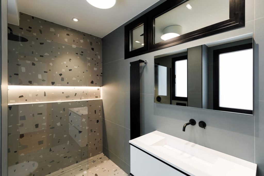 bano oscuro con ducha y mampara