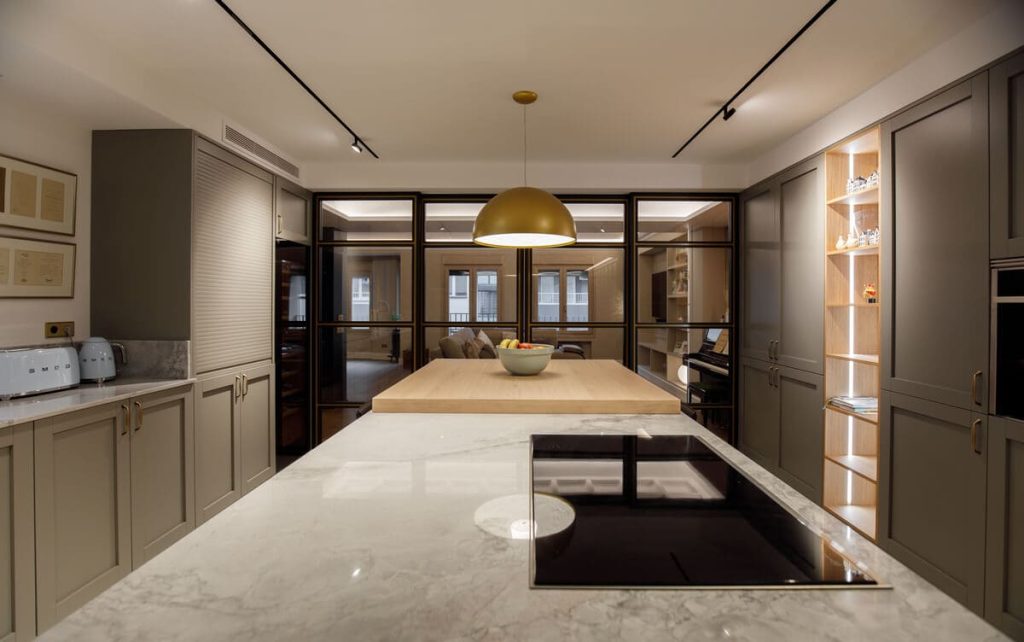 cocina amplia oscura con isla