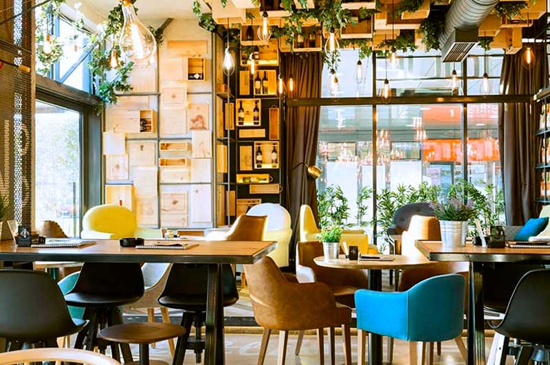 bar con muchos espejos