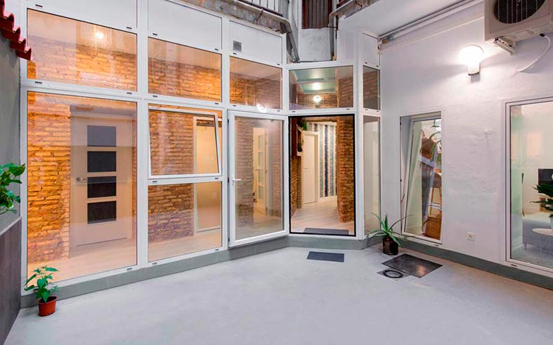 patio exterior de un edificio