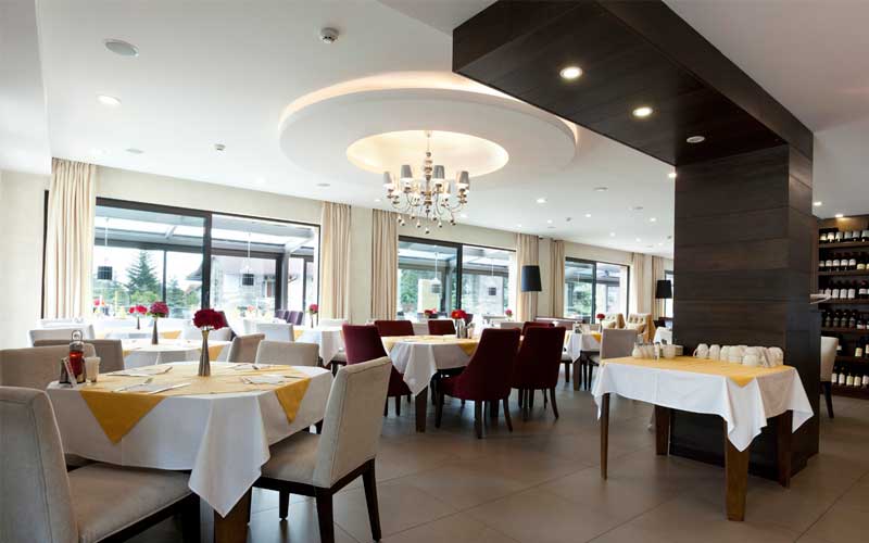 comedor de un restaurante moderno