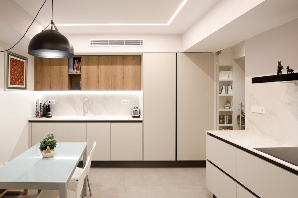 cocina blanca con mesa pequena